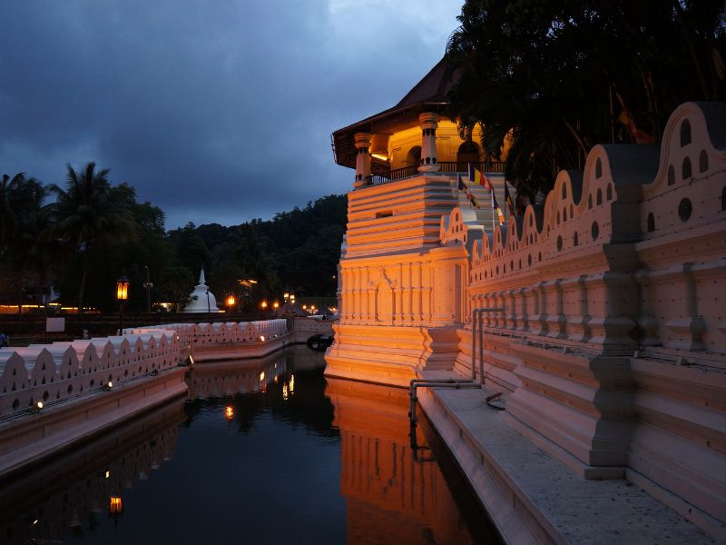 Tooth temple – Kandy- Sri Lanka-crestaholidays.com