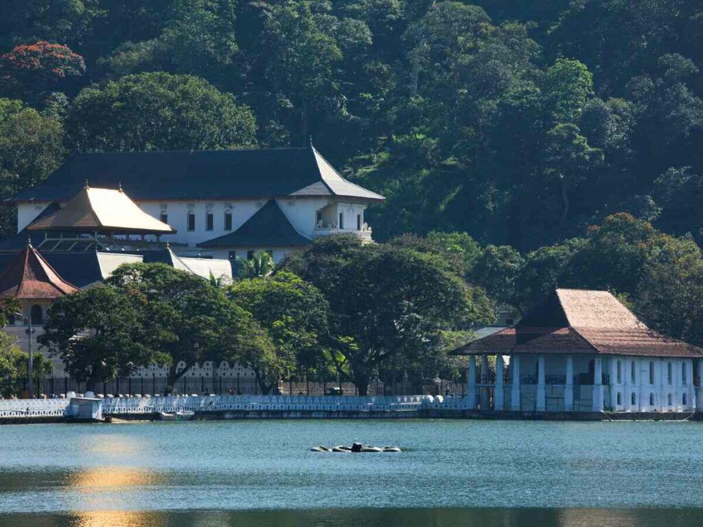 temple of tooth-kandy-tourism-sri lanka